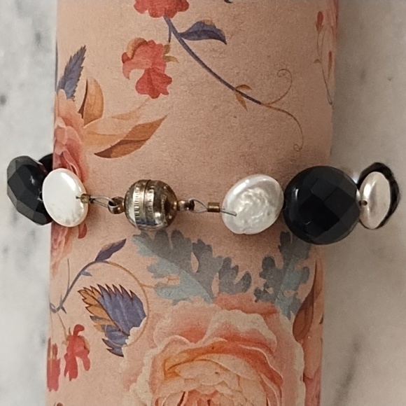 Vintage Iridescent Coin Pearls & Black Faceted Onyx Bead Bracelet Magnetic Clasp - Picture 6 of 12
